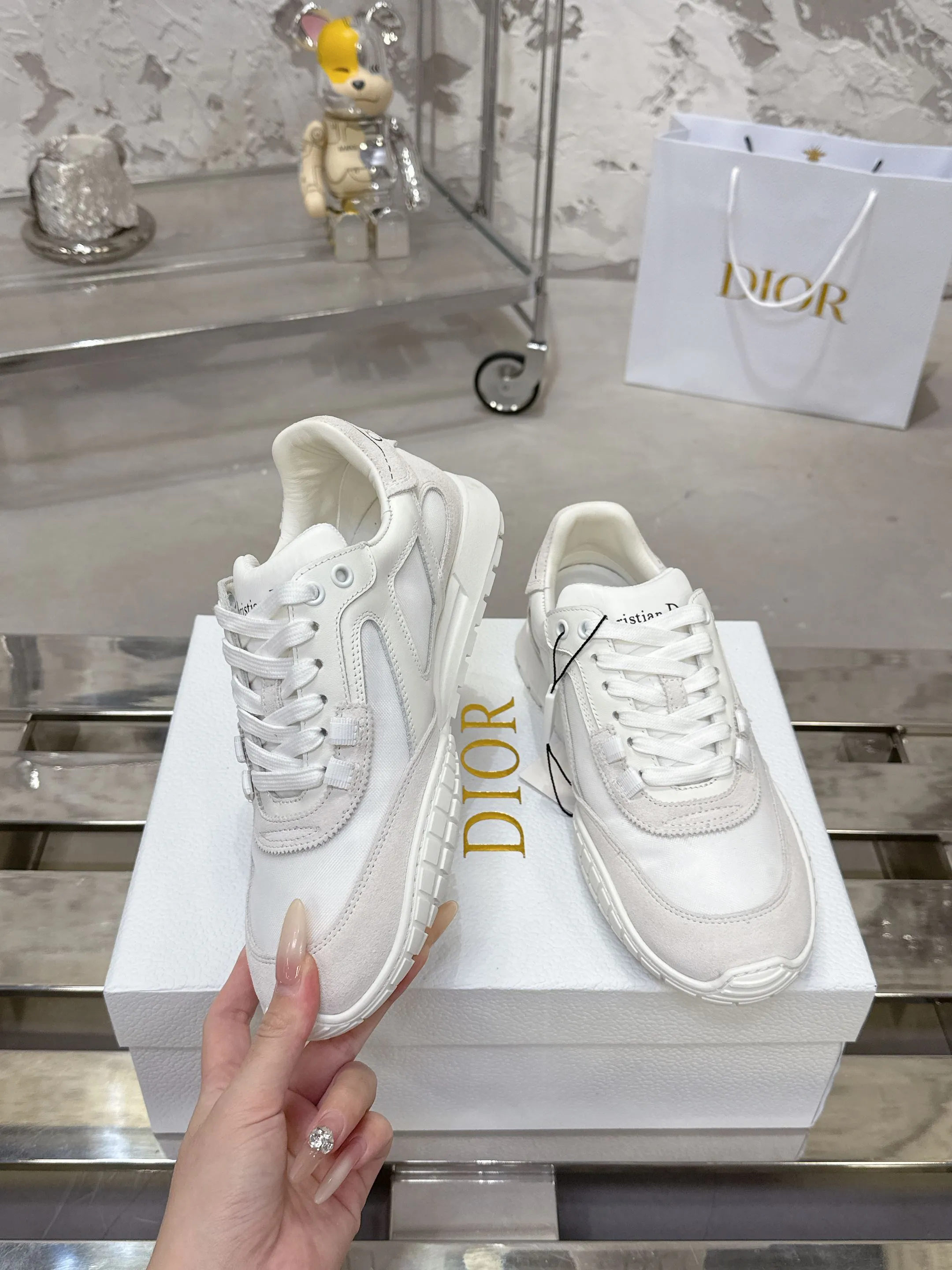 Factory price 640💰 Top version! ! ! Dior Tech sneakers Dior Tech is newly launched, with exquisite color matching and autumn and winter atmosphere. This Dior Tech sneaker is a new product in the 2026 early spring ready-to-wear series. It is equipped with fashionable details and highlights the retro aesthetics. Made of calfskin and suede calfskin upper with transparent mesh side panels and ChristianDior Paris signature on the heel and tongue. A textured, tonal Dior signature sole adds couture style. Upper material: Textile, cowhide split leather, cowhide leather with Christian Dior Paris logo on the heel and tongue Textured Dior logo rubber sole embellished with Christian Dior's lucky star symbol! Size 35-46 (40 for women, 41 for men, 38.45.46, custom made and non-refundable)